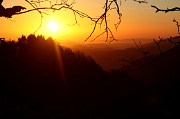 黎明远山日出