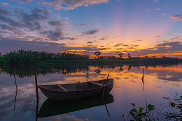 黄昏湖泊木船风景