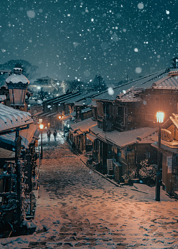 古老小镇夜晚下雪