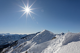 冬季雪域高山烈日当空
