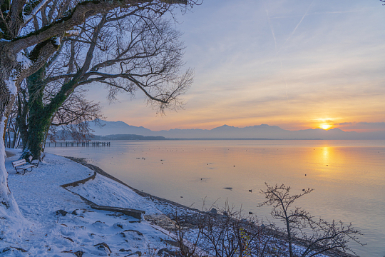 冬季湖边雪地日出风景