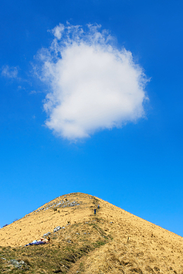 万里晴空远足山坡风景