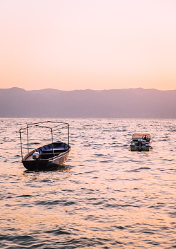海平面漂浮的小船