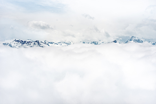 连绵起伏的雪山