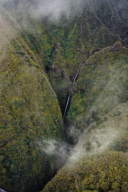 深山绿色峡谷