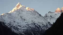 雪山山顶景观