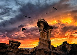 黄昏乌云满天峡谷风景
