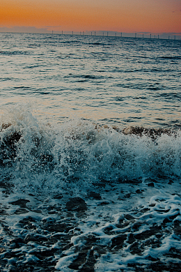 海浪拍打浪花