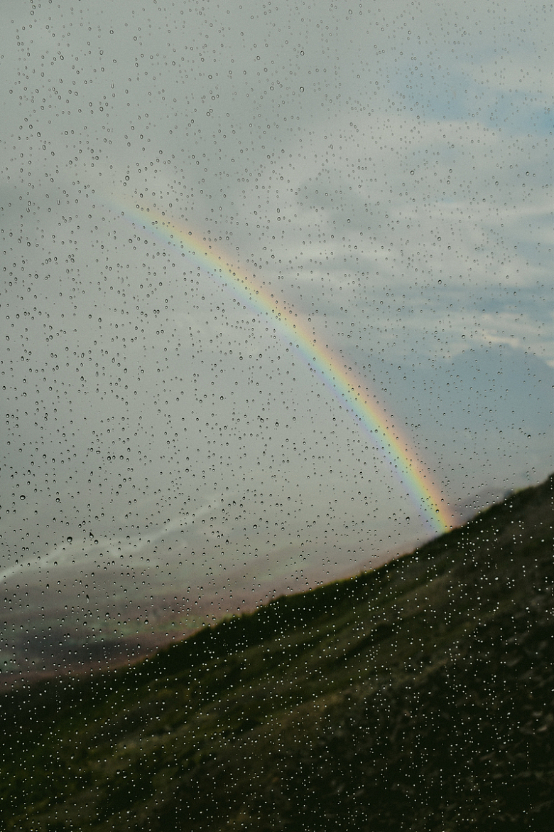 雨后彩虹玻璃背景