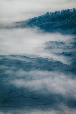 山间云雾缭绕美景