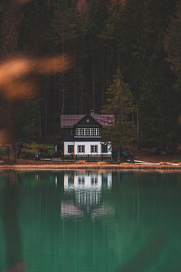 湖畔小屋风景