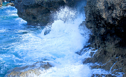 海滩翻滚巨浪