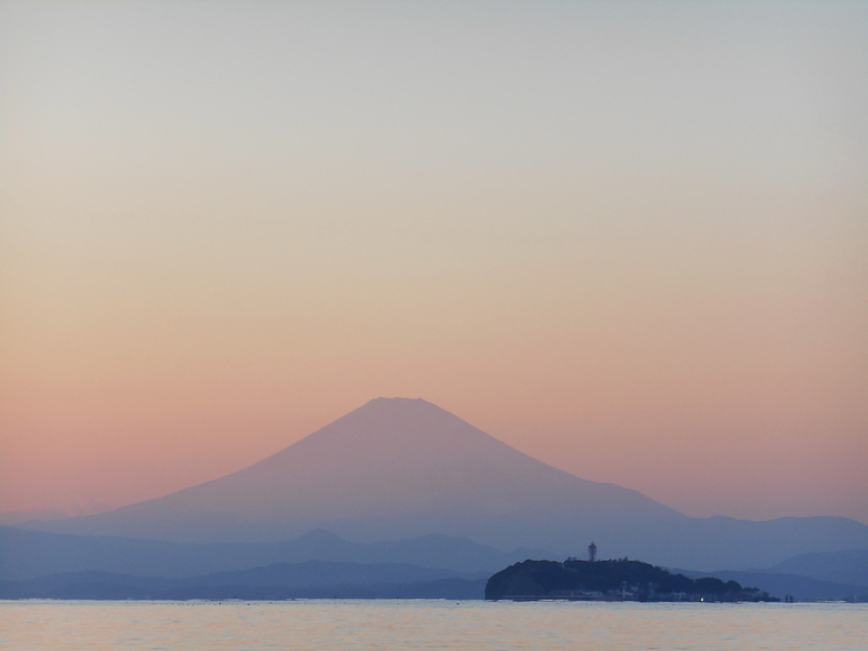 暮色中的富士山