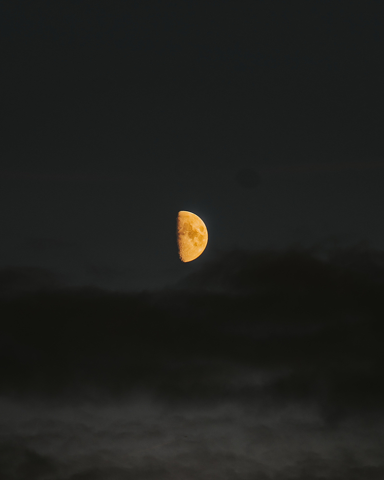 黑夜天空半月