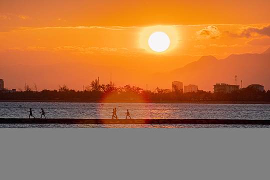 日暮黄昏海边玩耍