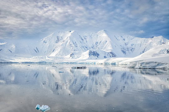 唯美冬季南极洲冰天雪地风景