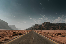 笔直宽广柏油路