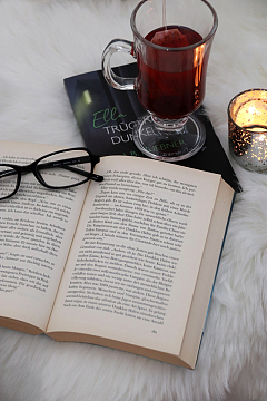一杯红茶老花镜书籍