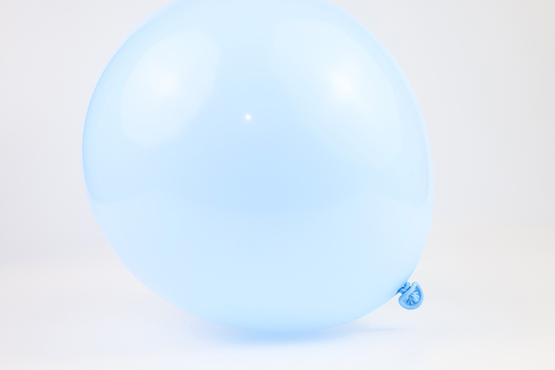 蓝色氢气球