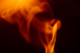 黑色背景中的炽热火焰