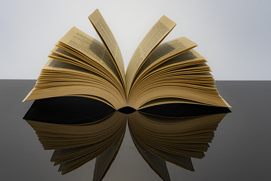 书本打开静物特写