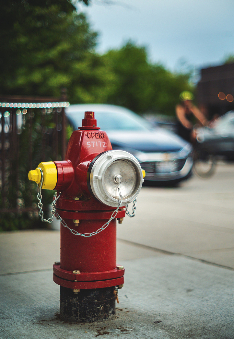 人行道上红色消防栓