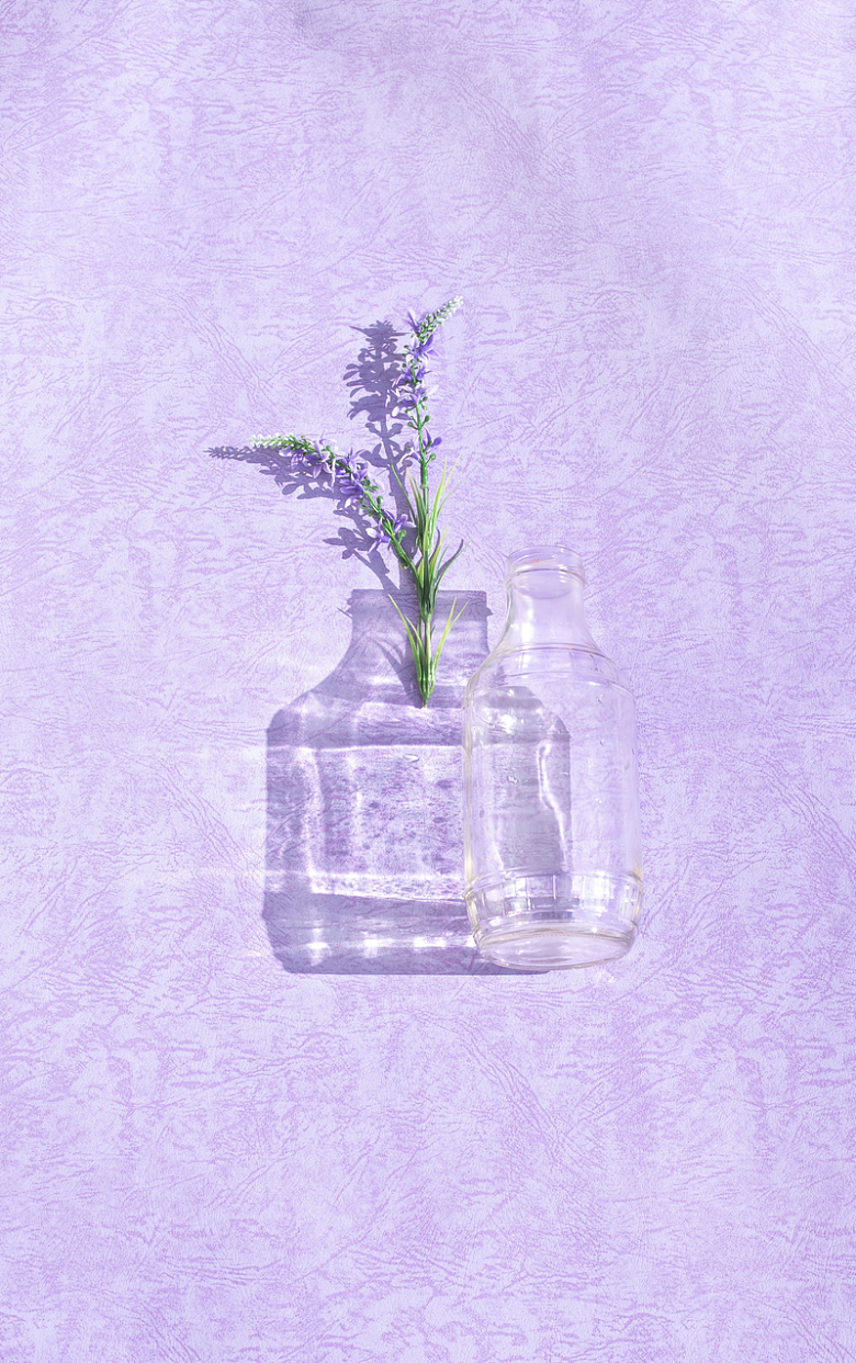 紫色花穗和空瓶子