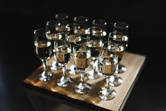 整齐排放葡萄酒杯