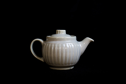白色茶壶