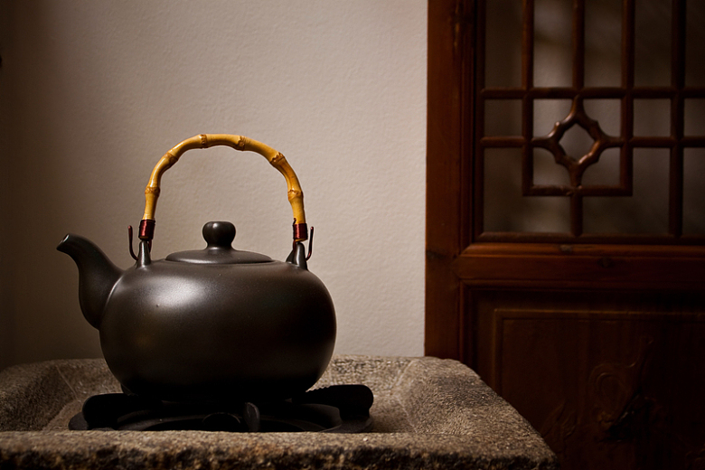 棕色紫砂茶壶
