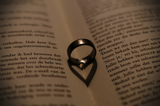 书本上的戒指