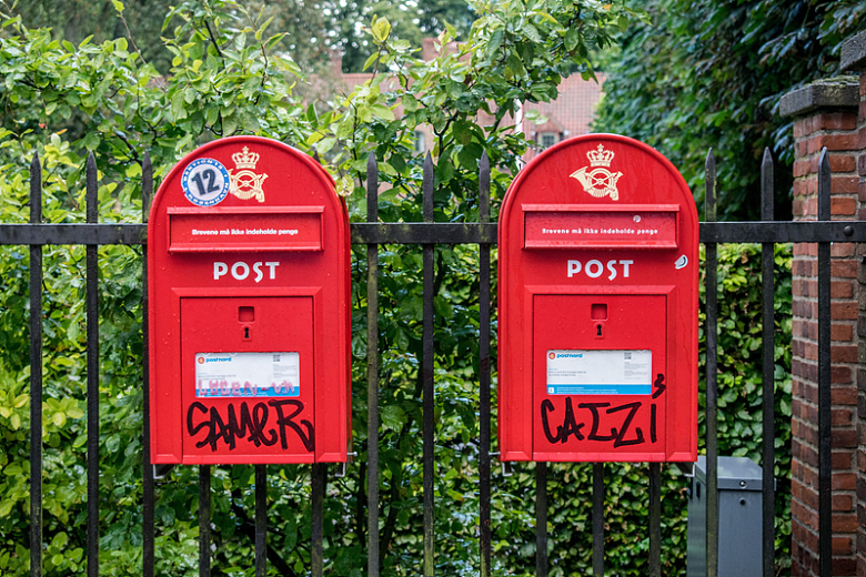 红色邮政邮箱