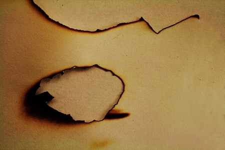 被烧成洞的纸张