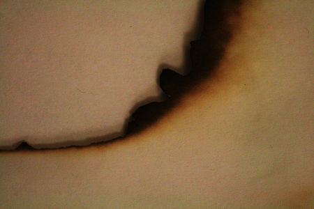 局部被燃烧的羊皮纸