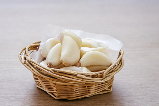 白色剥皮蒜头蒜瓣