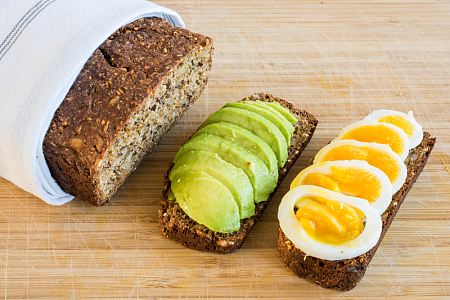 牛油果鸡蛋谷物面包早餐