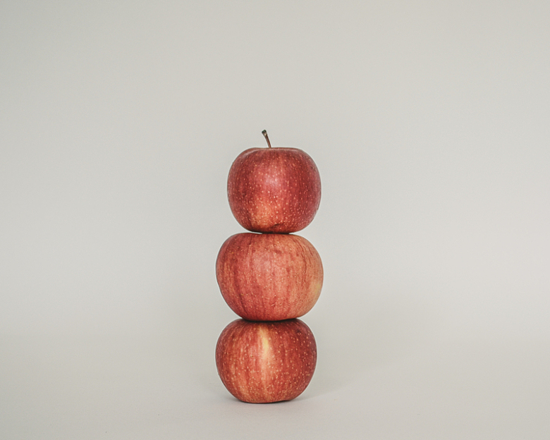 三个堆叠在一起的红苹果