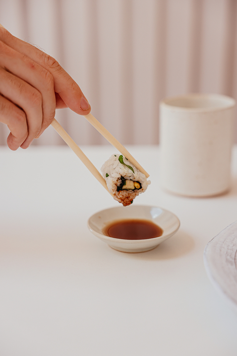 美味寿司卷蘸酱特写