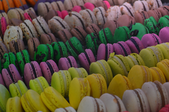 彩色马卡龙甜点