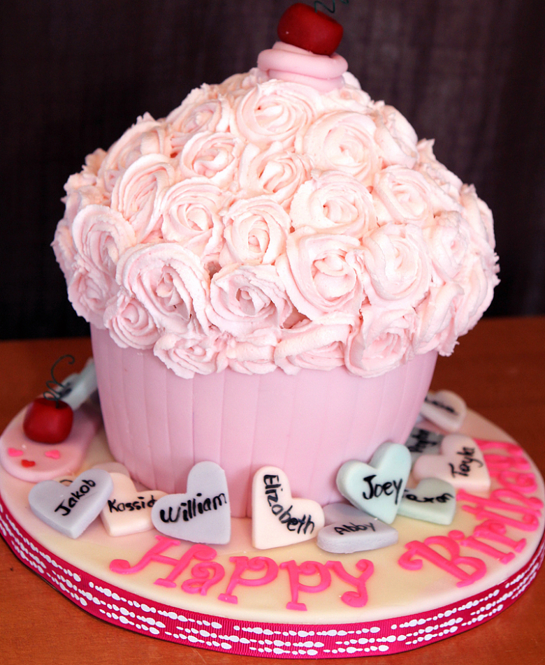 粉色奶油裱花蛋糕