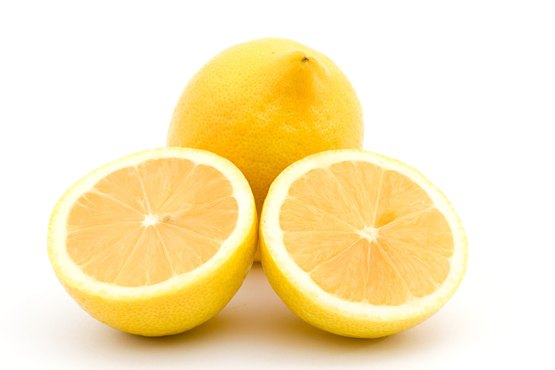三个黄色柠檬