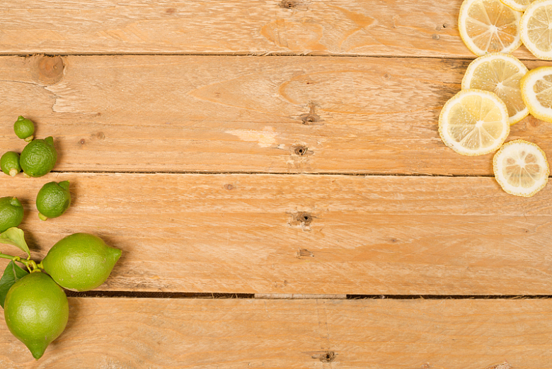 木板上的柠檬片与青柠檬