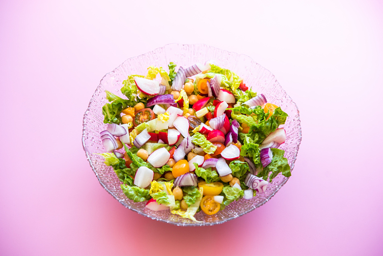 玻璃碗上营养蔬菜沙拉