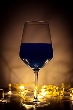 红酒杯装酒