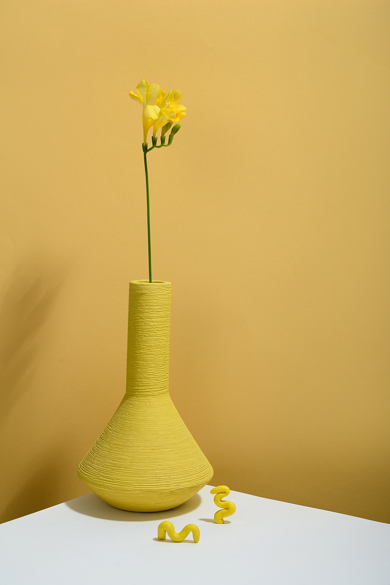 橙黄色花瓶插花