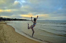 海边摆POSE的泳装美女