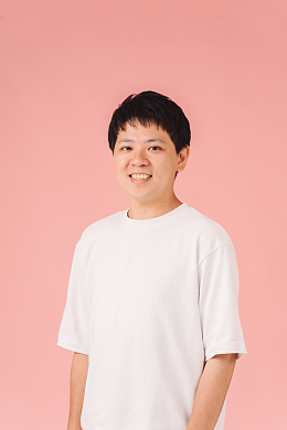 亚洲白色T恤帅哥