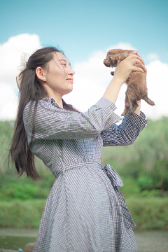 抱着萌狗狗的亚洲美女写真