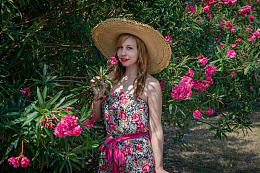 夏日碎花连体衣戴草帽美女
