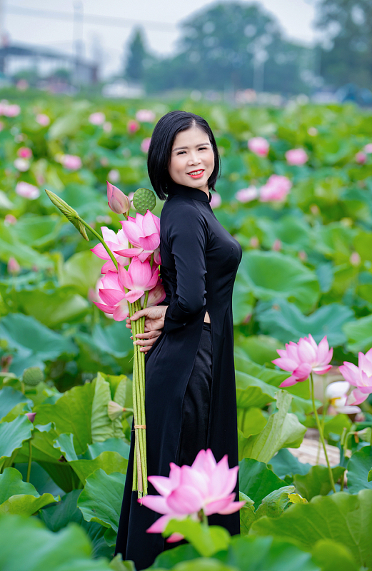 亚洲中年奥黛美女荷塘写真